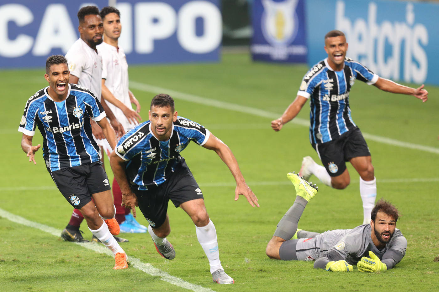 Grêmio vence Fluminense e fecha 1º final de semana do Brasileirão