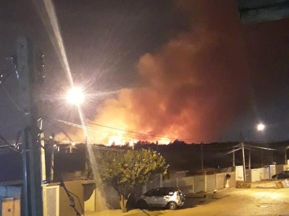 Incêndio na semana passada assustou moradores de São José dos Pinhais. (Colaboração)