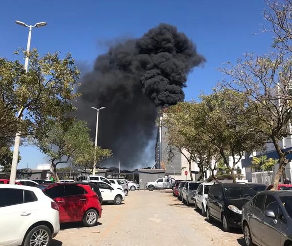 Pacientes são retirados às pressas após incêndio em hospital de Brasília