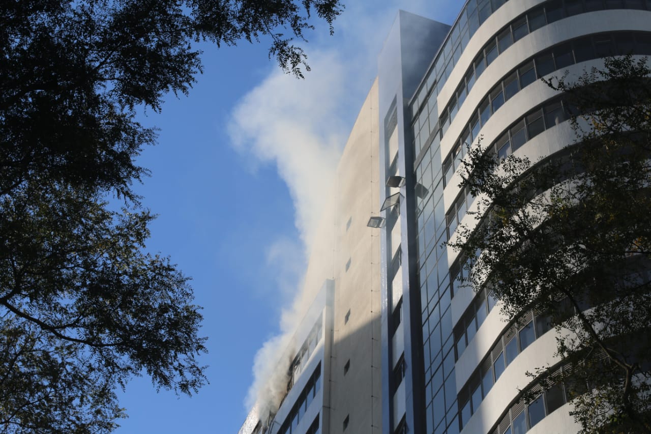 Incêndio atinge prédio no bairro Água Verde, em Curitiba