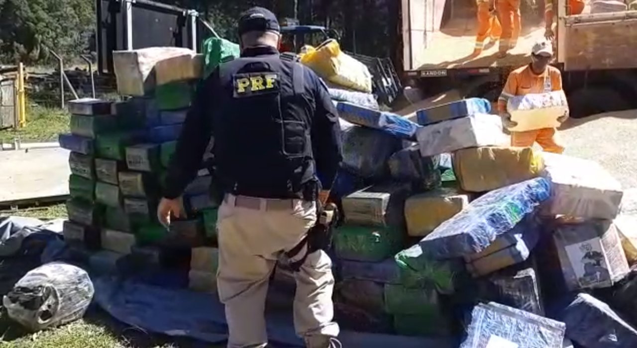 Em apreensão recorde, PRF prende caminhoneiro com 10 toneladas de maconha