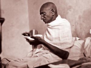 Par de óculos de Gandhi avaliado em R$ 105,8 mil é leiloado no Reino Unido