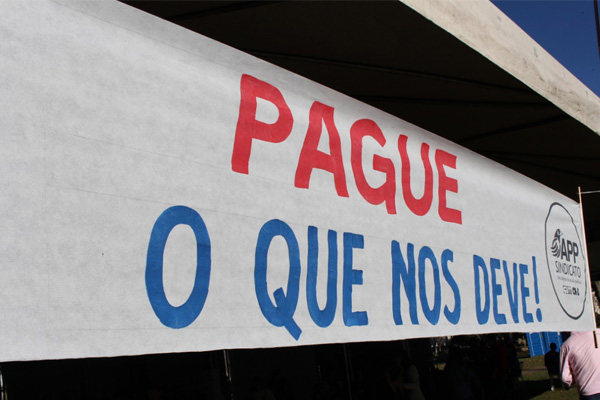 Servidores estaduais marcam protesto em frente à sede do Governo do Paraná
