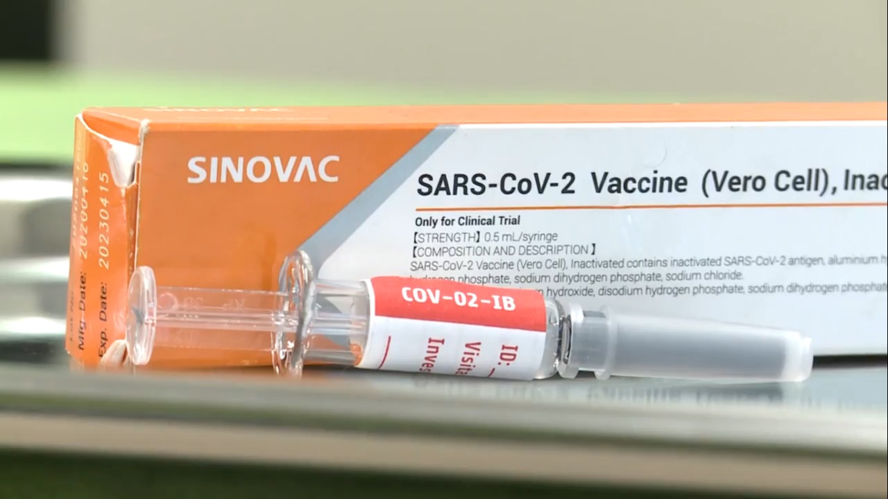Vacina contra a covid-19 é aplicada em hospital de Curitiba pela primeira vez