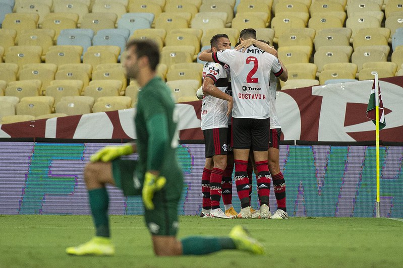 Flamengo vence Fluminense e assume vice-liderança do Brasileiro