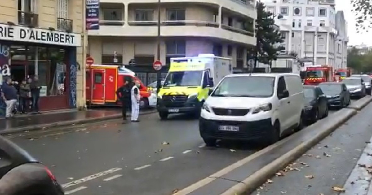 Ataque terrorista em Paris deixa feridos: uma pessoa foi presa com faca