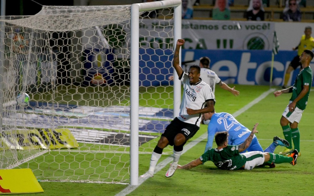 Corinthians bate Goiás e volta a vencer após dois jogos no Brasileiro