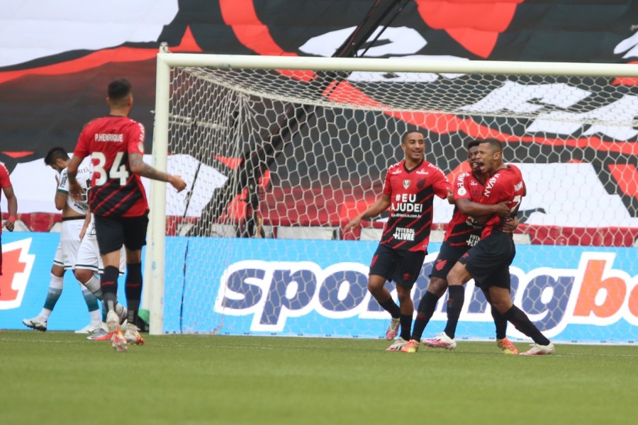 Athletico-PR vence Coritiba, encerra jejum e sai da zona de rebaixamento