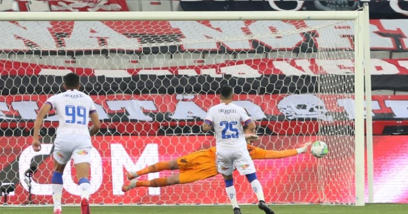 Santos defende penalidade de Clayson e garante vitória do Athletico-PR
