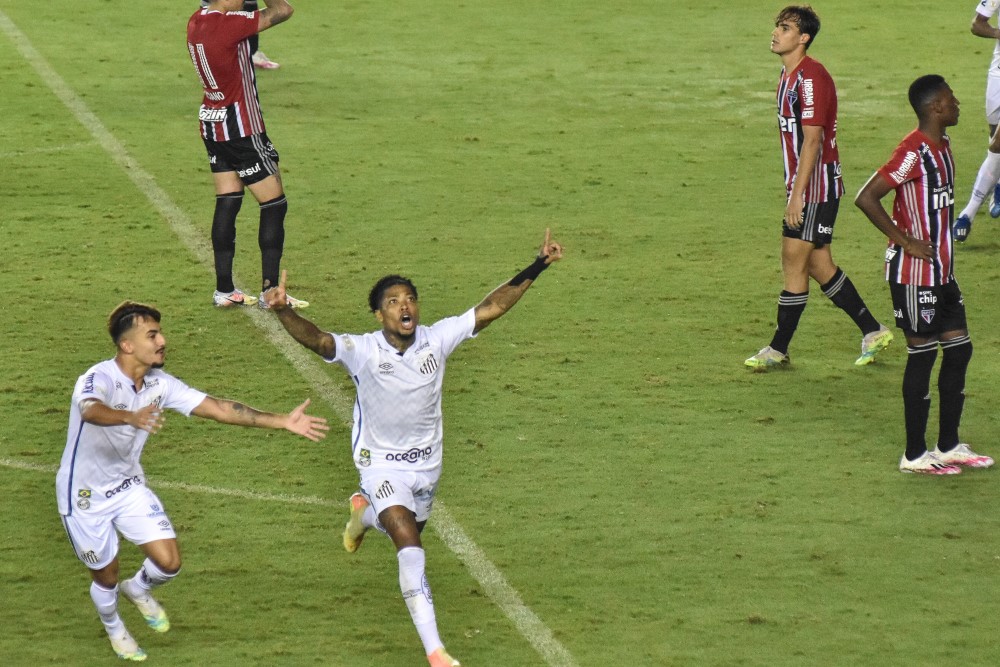 Santos busca empate com São Paulo com gol de falta de Marinho