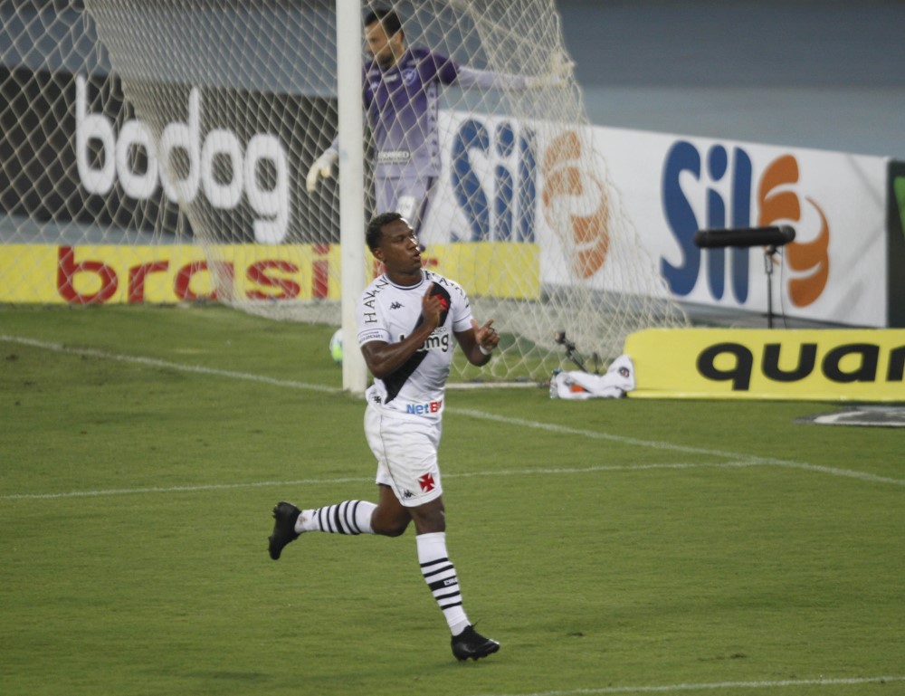Vasco vence Botafogo e retorna ao G-4 do Campeonato Brasileiro