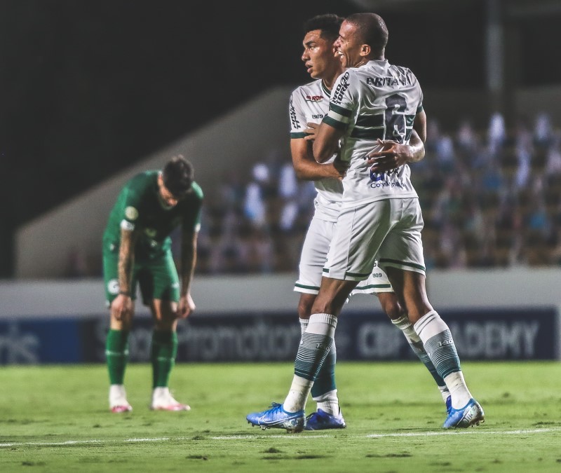 Coritiba busca empate contra o Goiás com dez jogadores em campo