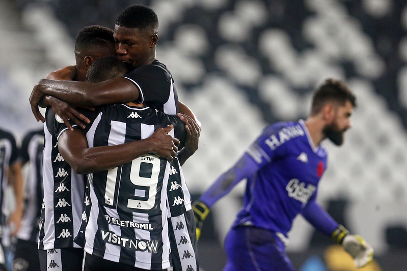 Botafogo vence Vasco da Gama e abre vantagem por vaga na Copa do Brasil