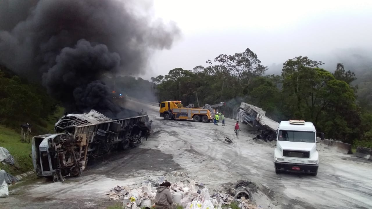 Pista da BR-376 é liberada após cinco horas do acidente com caminhões no litoral do Paraná