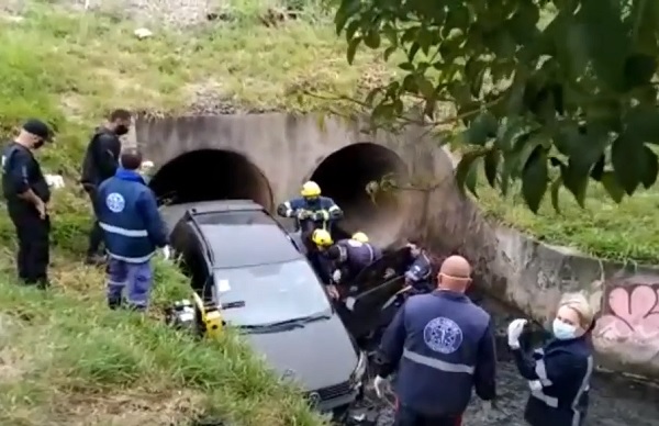 Carro cai em galeria de água após se envolver em acidente com trem, em Curitiba