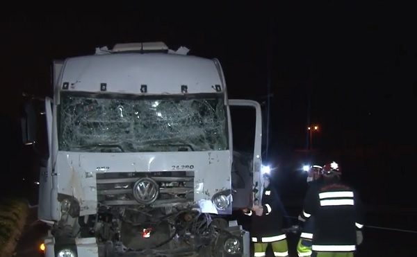 Homem morre em acidente envolvendo dois caminhões no Contorno Leste