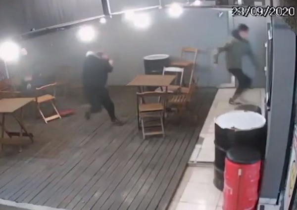 Cliente é baleado durante assalto em distribuidora de bebidas de Curitiba; vídeo