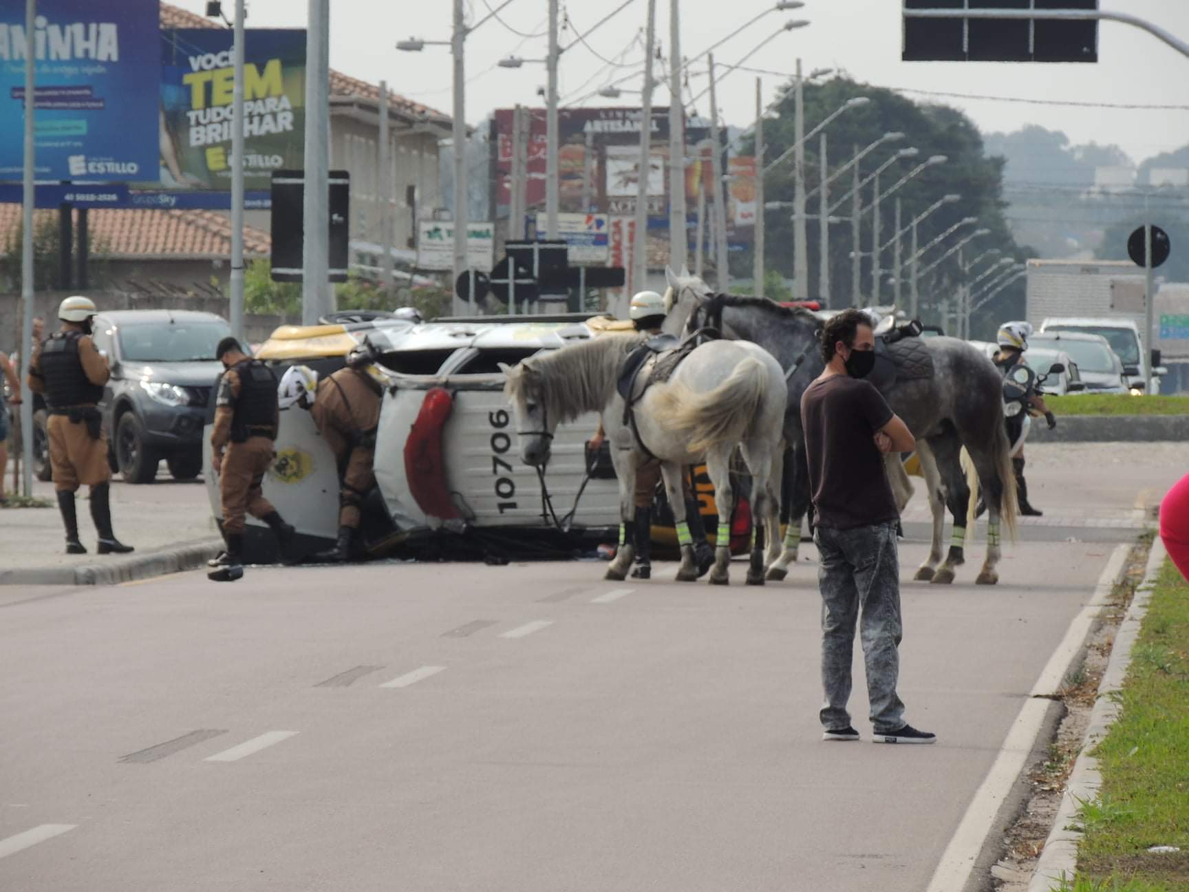 Viatura da PM capota no bairro Tarumã, em Curitiba; veja vídeos do acidente