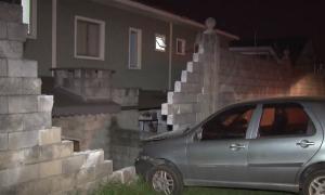 Motorista perde controle da direção e carro invade condomínio residencial em Curitiba