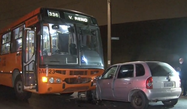 Motorista tenta fugir após atropelar pedestre, mas bate em ônibus