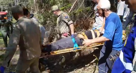 Homem é resgatado em morro após enroscar corda de paraquedas no pescoço