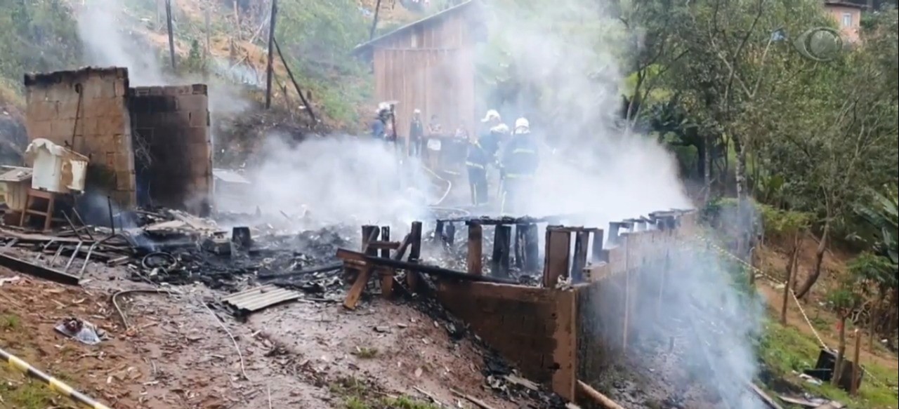 Mulher teve 70% do corpo queimado ao tentar salvar filhas em incêndio na região de Curitiba