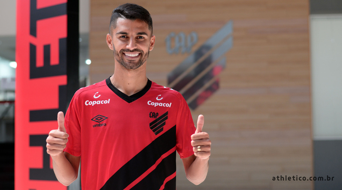 Athletico anuncia contratação do meia Jorginho, ex-Atlético-GO