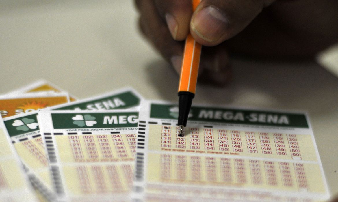 AO VIVO: Veja o sorteio da Mega Sena 2296 e confira o resultado