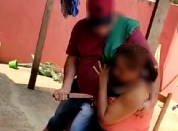 Vídeo: homem faz mulher refém com uma faca e é preso em flagrante no Paraná