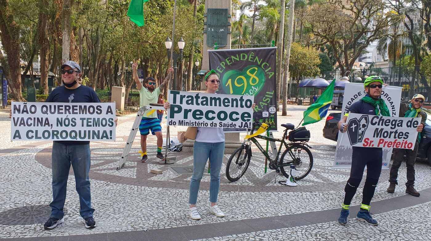 VÍDEO: Grupo protesta contra a vacina para covid-19 e a favor da cloroquina em Curitiba