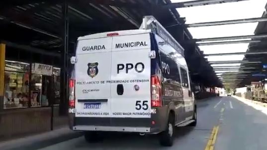 Guarda municipal dispara contra dois homens após tentativa de assalto em Curitiba