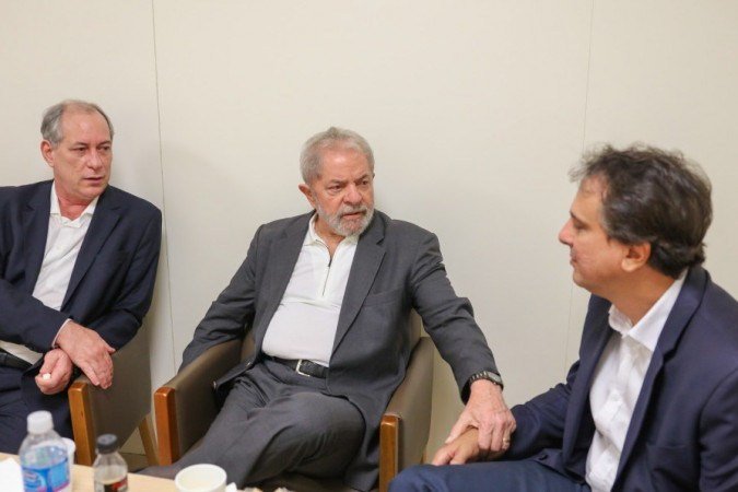 Lula e Ciro se encontram e ensaiam reaproximação, mas sem tratar da eleição de 2022