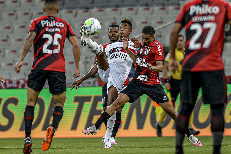 Athletico e Flamengo duelam pelo Brasileiro; veja escalações e onde assistir