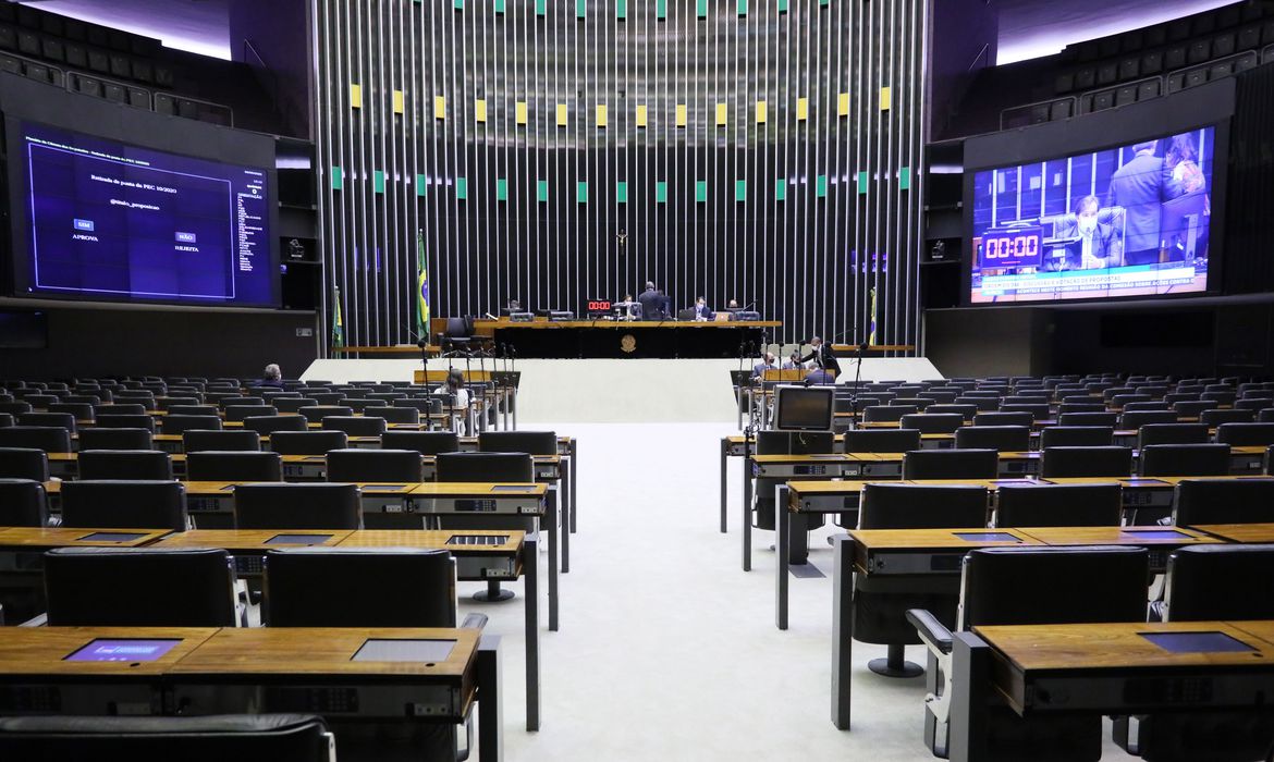 Câmara evita sessão para revogar prisão e reativa conselho de ética para punir deputado bolsonarista