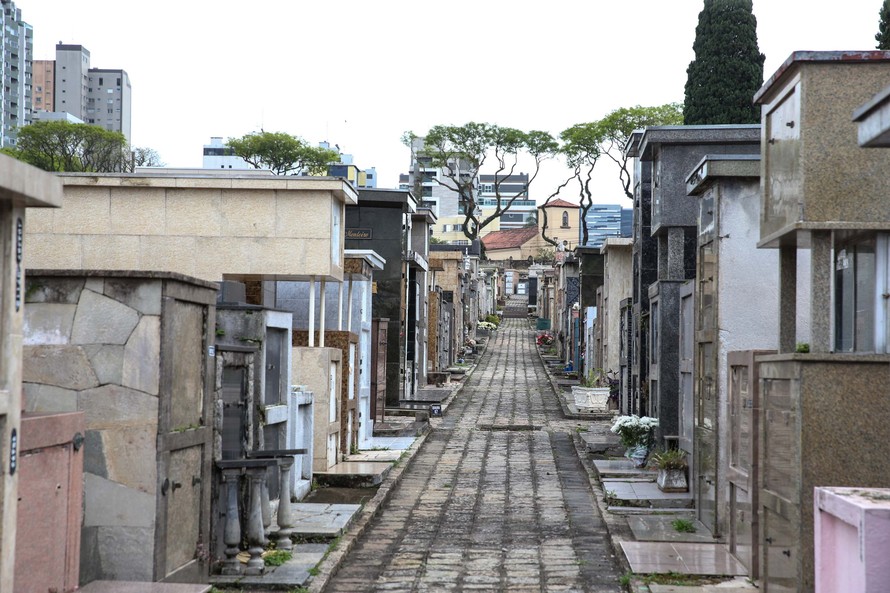 Finados: Sesa orienta municípios contra aglomeração em cemitérios no Paraná
