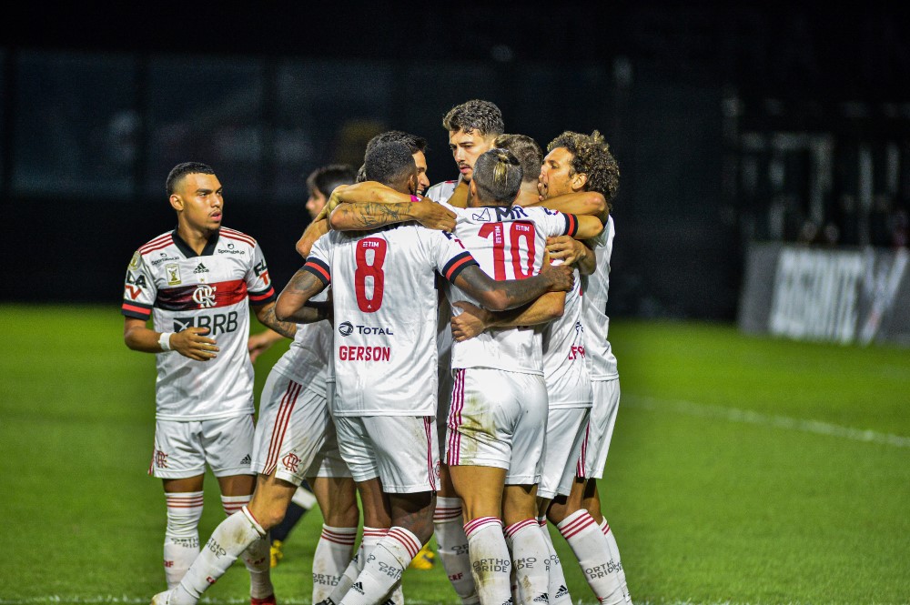 Flamengo vira sobre o Vasco e assume liderança do Brasileiro