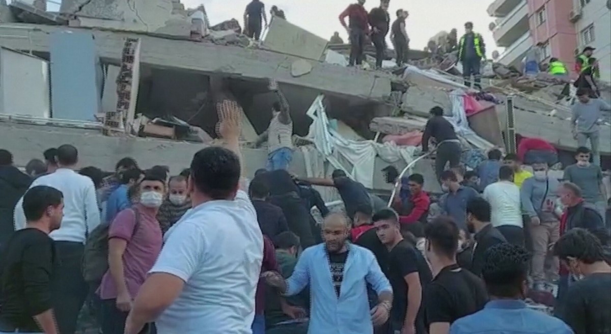 Terremoto na Turquia derruba prédios e deixa ao menos 4 mortos e 120 feridos