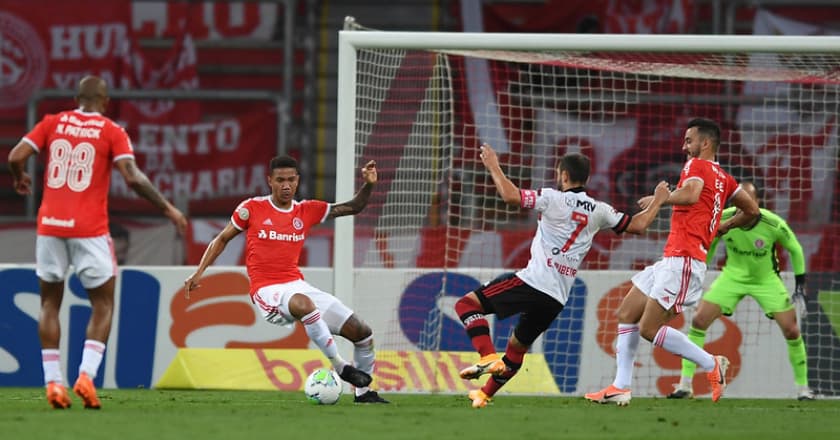 Flamengo empata com Internacional em gol no último lance de Everton Ribeiro
