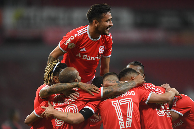 Internacional vence Athletico-PR e cola no Atlético Mineiro na briga pela ponta