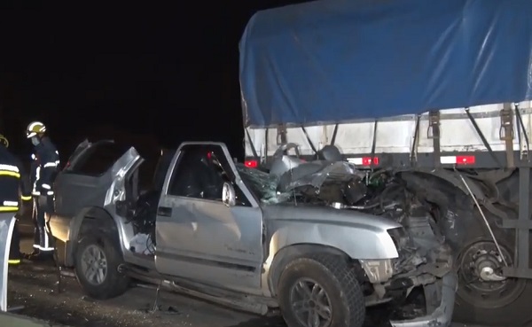 Acidente entre carro e caminhão deixa quatro mortos e um ferido na BR-277