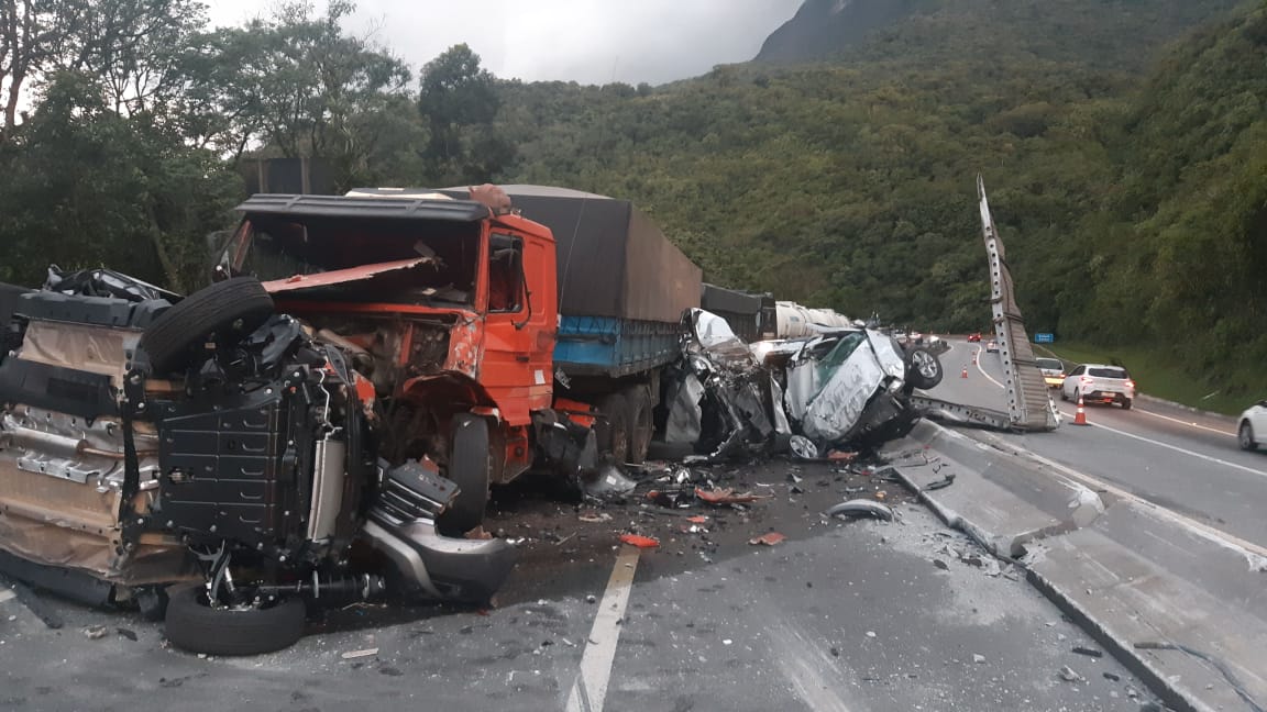 Acidente na BR-277: homem morre e motorista de caminhão perde o braço no Paraná