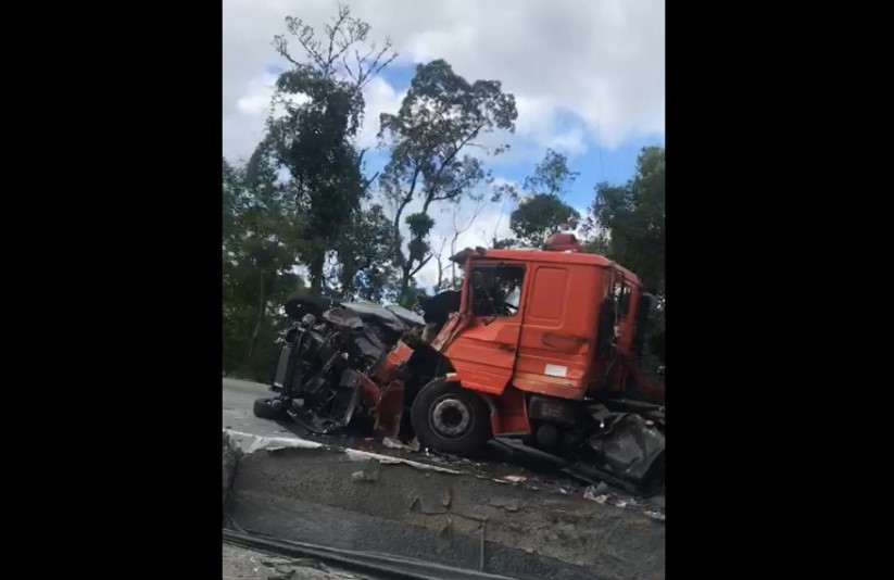 VÍDEO: Acidente grave com caminhão interdita pista da BR-277, na Serra do Mar