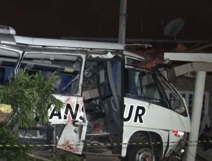 Acidente entre trem e micro-ônibus deixa uma pessoa morta e 10 feridas, em Curitiba