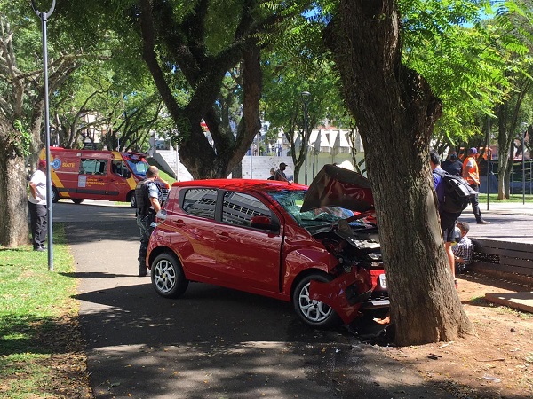Motorista perde controle da direção e carro invade Praça do Athletico: 3 feridos
