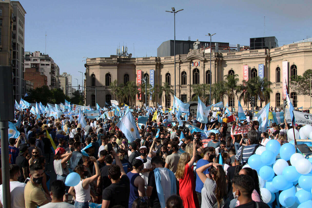 Pressionado, governo da Argentina permite reabertura de shoppings em Buenos Aires