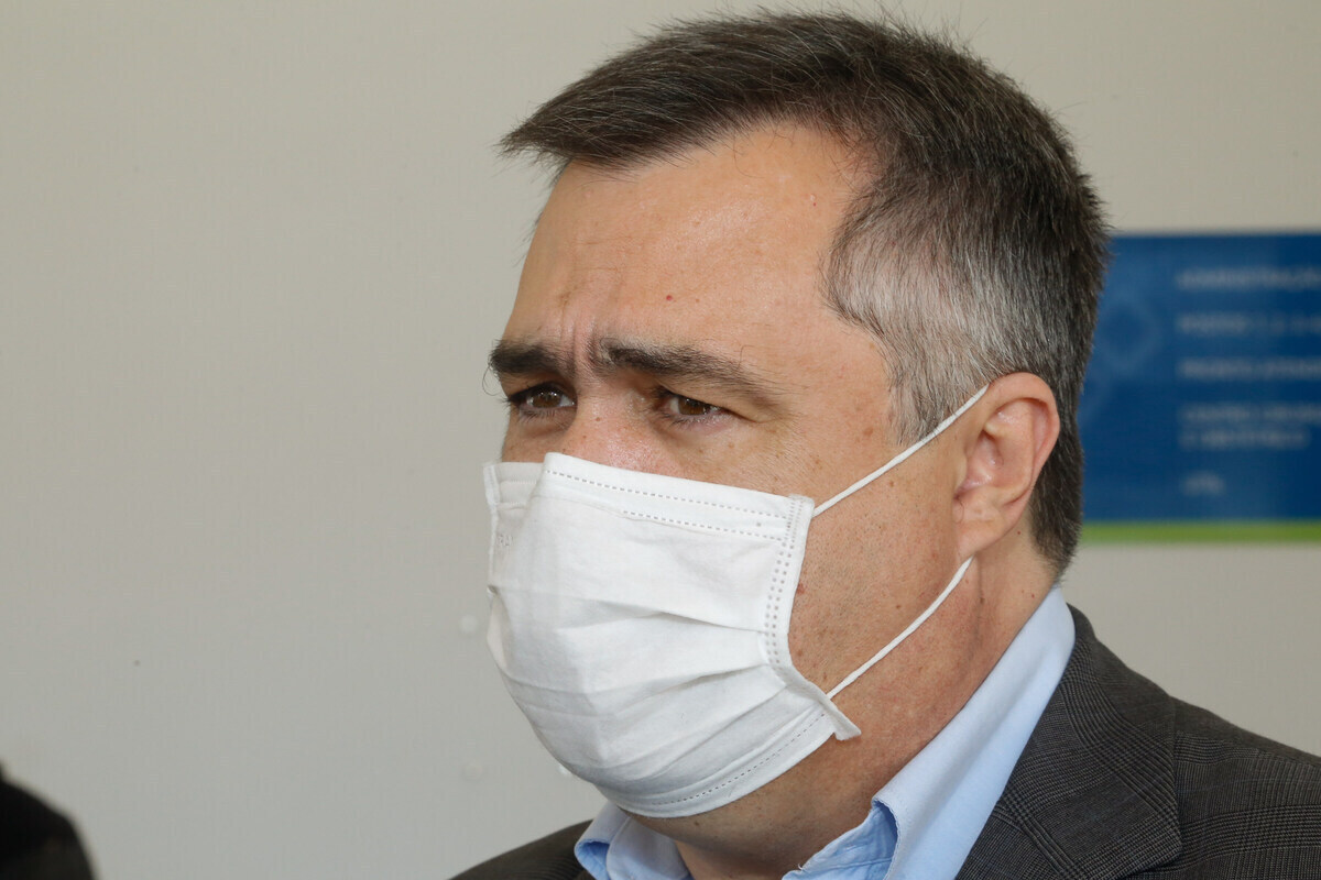 Sem febre ou sintomas respiratórios, Beto Preto segue internado em observação