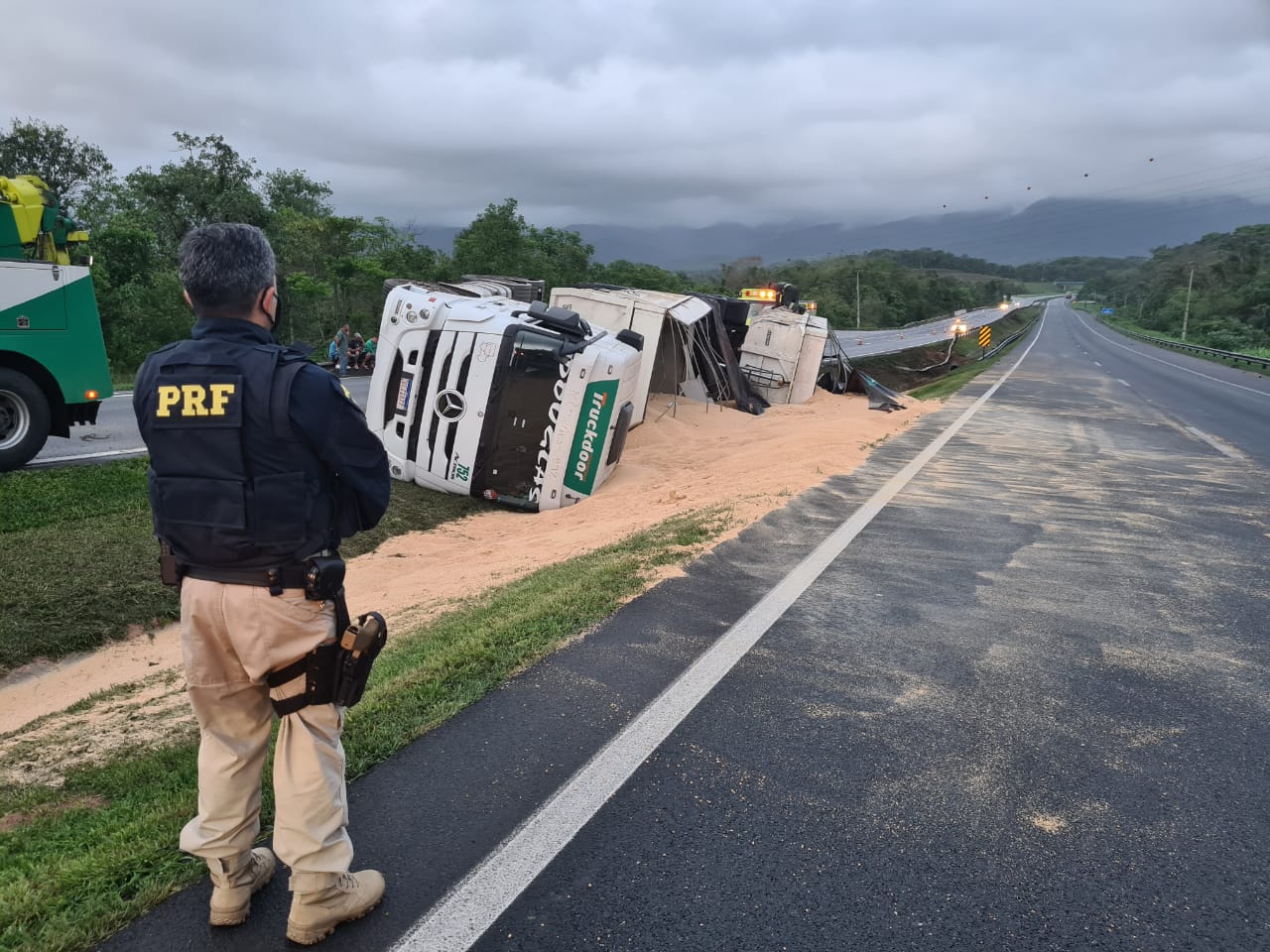 Pista interditada: caminhão com farelo de soja tomba na BR-277, em Paranaguá