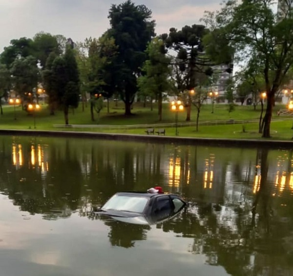 Após trafegar na contramão e descer escadaria, carro cai dentro de lagoa no PR