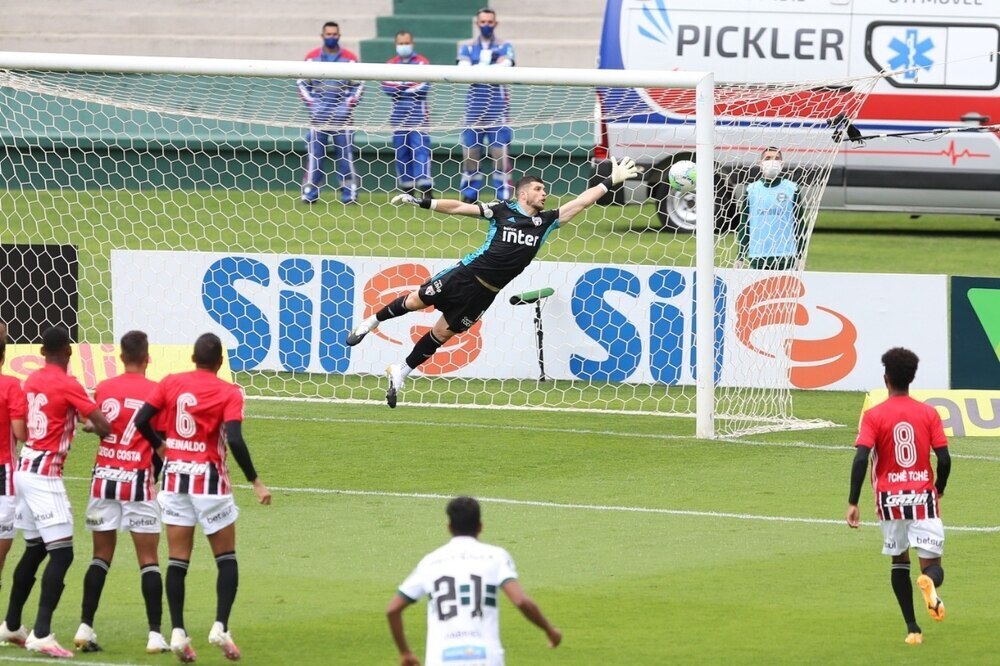 Coritiba abre o placar contra o São Paulo em cobrança de falta de Robson; veja o gol
