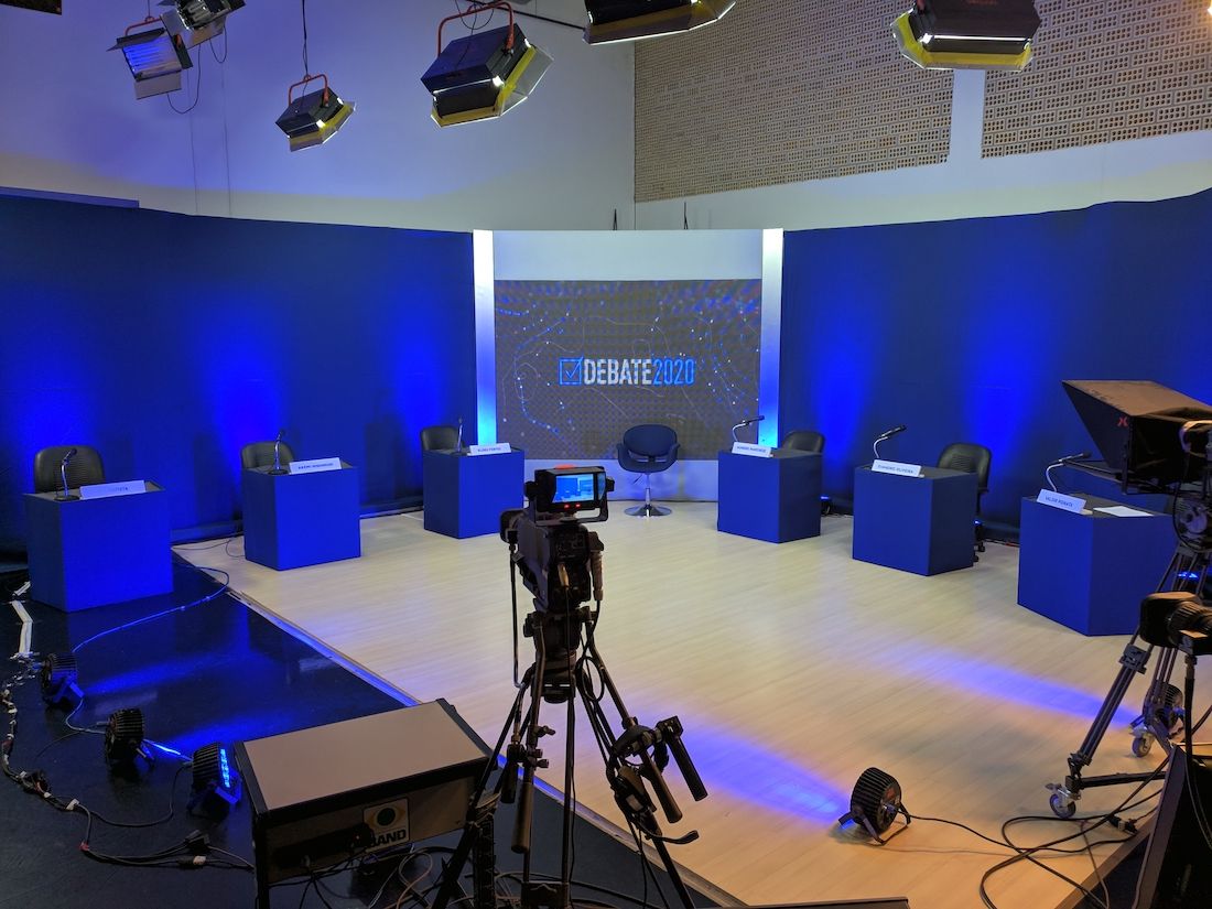 Estúdio da TV Maringá pronto para o primeiro debate à Prefeitura de Maringá em 2020. Foto: Divulgação/TV Maringá
